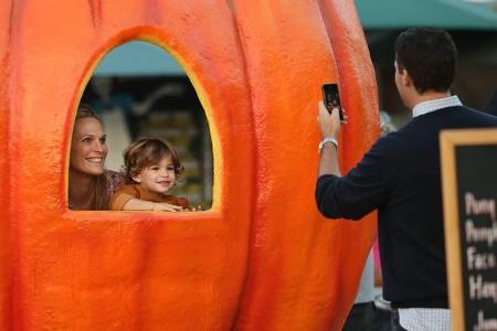 ...Model Molly Sims und ihre Rasselbande gedacht. Gemeinsam mit Söhnchen Brooks posiert die 41-Jährige in einem überdimensio...