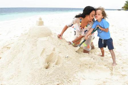 ...muss man einfach gesehen haben! Vollblutmama Verona nutzte den vielen Sand und baute gigantische Burgen mit ihrem Sohn, d...