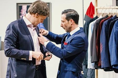 Manuel Planella (r.) aus Steinhagen demonstriert Carsten Maschmeyer seinen Einstecktuchhalter