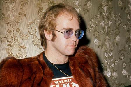 Auch abseits der Bühne ist Elton John seit Jahrzehnten ein Blickfang auf jedem Event. Zum Beispiel im selbstbeweihräuchernde...
