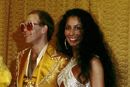 Elton John und Cher funkeln um die Wette.