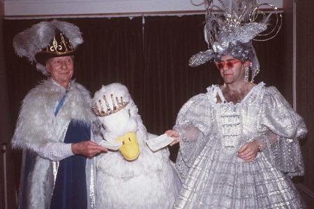 Britische Exzentriker unter sich: Elton John auf einem Event von Theater-Legende Sir John Gielgud.