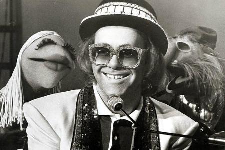Irgendwie passt er da gut hin: Elton John in der 