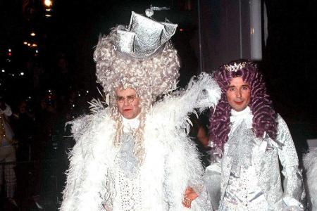 Seinen 50. Geburtstag feierten Elton John und sein späterer Ehemann David Furnish im Stil des Sonnenkönigs.