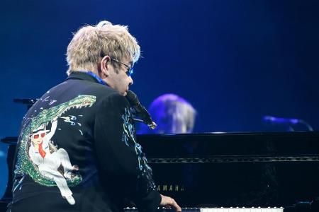 Dieses Bühnen-Jackett ziert ein Abbild von Elton John selbst. Im Maul eines riesigen Glitzer-Krokodils. Noch Fragen?