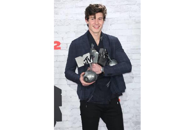 ...sich für diesen Sonntagabend, an dem Shawn Mendes mit seinen drei Preisen über alle triumphierte, zurechtzumachen? So ode...