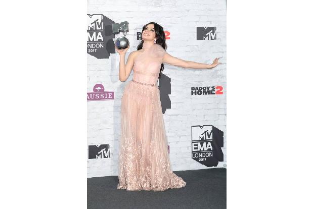 ...Camila Cabello, die in der Kategorie 'Bester Pop' gewann, auf Nummer sicher, auch wenn das Ex-Fifth-Harmony-Mitglied eine...