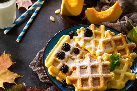 Kürbis muss nicht immer herzhaft zubereitet werden. Aus dem Gemüse lassen sich wunderbar süße Waffeln backen
