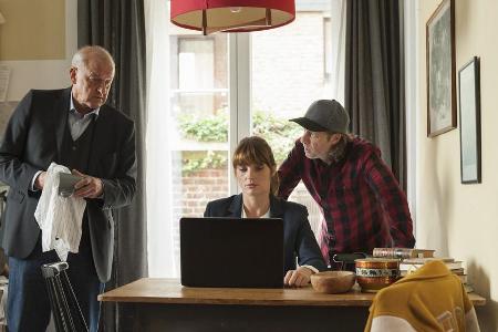 Georg Wilsberg (Leonard Lansink, l.), Alex Holtkamp (Ina Paule Klink) und Ekki Talkötter (Oliver Korittke) arbeiten in Wilsb...