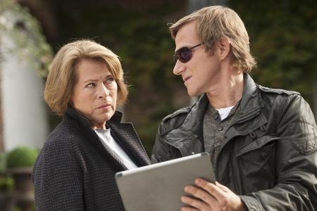 Anna Springer (Rita Russek) und ihr Assistent Overbeck (Roland Jankowsky) verfolgen die aktuellen Geschehnisse auf einem Tablet