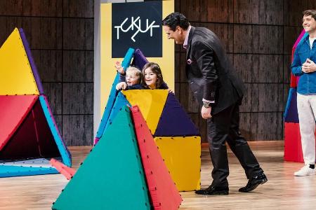 Ralf Dümmel inspiziert die Spielmatten von Gründer Benedikt Kirsch