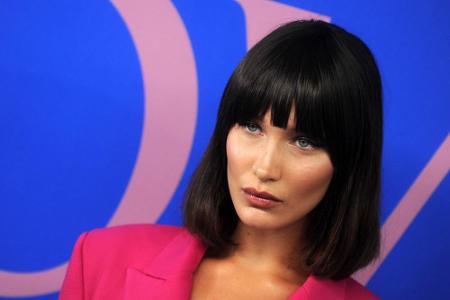 Einen ähnlichen Bob mit einem Pony in Überlänge präsentierte Model Bella Hadid vor Kurzem.