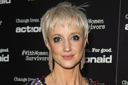 Noch mutiger war Schauspielerin Andrea Riseborough: Sie trägt Micro Pony zum angesagten Pixie Cut in Platinblond.