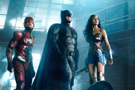 Gemeinsam mit Wonder Woman (Gal Gadot) und The Flash (Ezra Miller) steht für Batman (Ben Affleck) mal die Rettung der Welt a...
