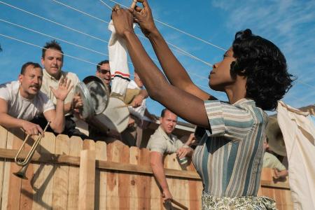 Mrs. Meyers (Karimah Westbrook) wird wüst beschimpft