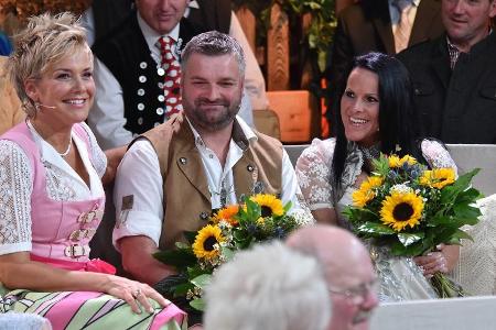 Läuft schon: Christa und Klaus mit Sonnenblumen - im Vordergrund Günther und Rosi