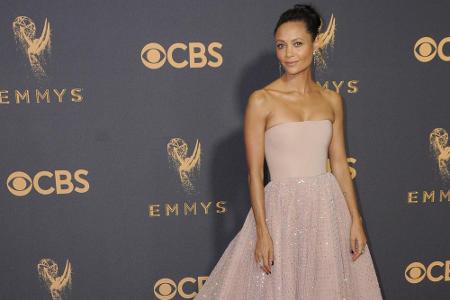 Schauspielerin Thandie Newton entschied sich ebenfalls für ein halterloses Kleid. Die Kreation von Jason Wu in zartem Puderr...