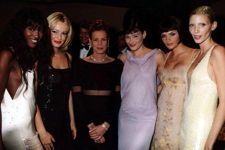 Carla Bruni (dritte von links) mit Naomi Campbell, Karen Mulder, Prinzessin Stephanie, Helena Christensen und Nadja Auermann
