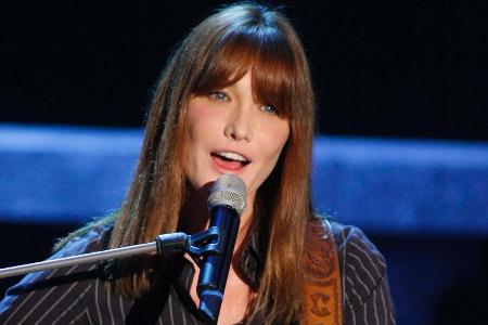 Nach der Modelkarriere kam die Sängerin zum Vorschein: Carla Bruni bei einem Auftritt bei 