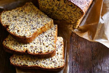 Der Teig fürs Quarkbrot wirkt zunächst sehr feucht, wird nach dem Backen aber trocken und schön saftig