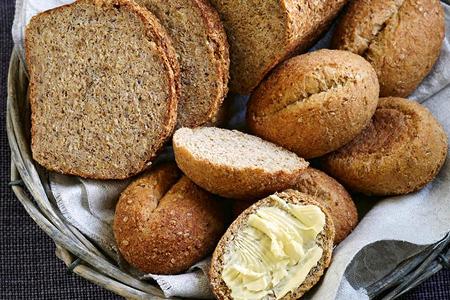 Diese leckeren Sesambrötchen haben auf 100 g gerechnet nur 3 g Kohlenhydrate und ganze 19 g Eiweiß