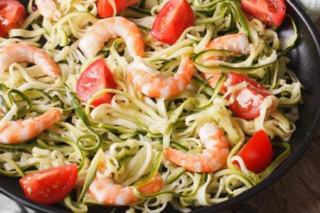 Fruchtige Tomaten und Garnelen verleihen den Zucchini-Nudeln einen mediterranen Touch