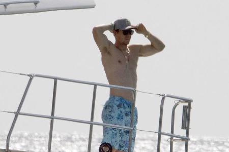 Mark Wahlberg zeigt auf einer kleinen Yacht, was er hat