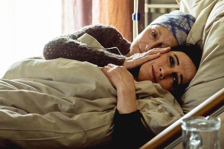 Hanneke Tietzsche (Almut Zilcher, vorn) steht ihrer todkranken Partnerin Irene Wohlleben (Eleonore Weisgerber) bei