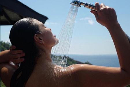 Model Ashley Graham (28) zeigt sich gleich oben ohne und postet dieses heiße Dusch-Foto von sich auf den Seychellen.