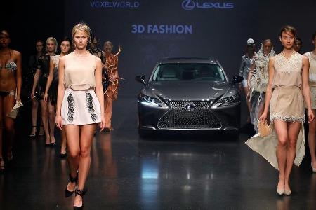Auch ein Lexus LS macht sich gut auf dem Catwalk