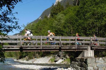 Eine Familie unterwegs auf dem Iseltalradweg