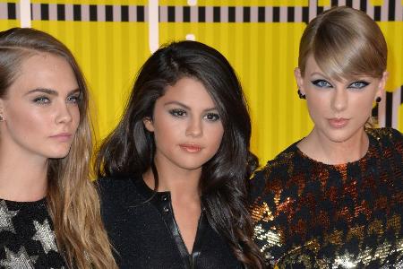 Cara Delevingne (v.l.) mit Selena Gomez und Taylor Swift