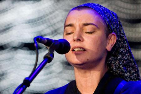 Sinead O'Connor bei einem Konzert 2008