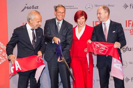 ...Hans-Joachim Kamp, Aufsichtsratsvorsitzender der Philips Deutschland GmbH und der Philips Technologie GmbH, Berlins Bürge...