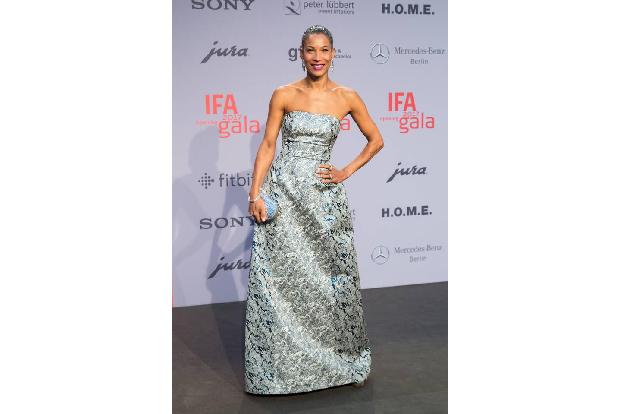 ...hatte sich Annabelle Mandeng schick gemacht und zeigte sich in einer klassischen Robe aus Metallic-Jacquard. Bei...