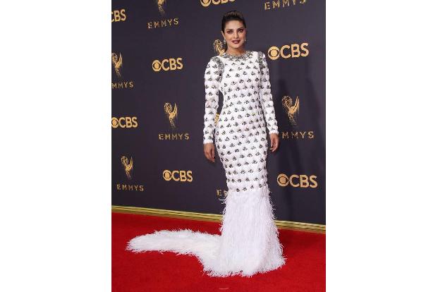 ...wären nicht die Emmy Awards, wenn es nicht zahlreiche andere atemberaubende Looks gegeben hätte. Priyanka Chopra in Balma...