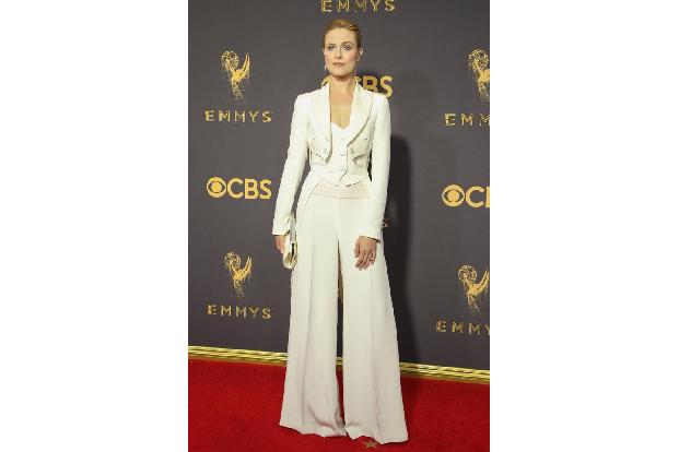 ...bei den Emmy Awards einen Auftritt hinzulegen, der im Gedächtnis bleibt. Evan Rachel Woods Hosenanzug etwa, oder...