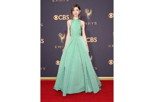 ...fehlen: Natalia Dyer, die sich für eine Robe aus dem Hause Vera Wang für die Emmy Awards 2017 entschied. Und...
