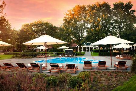 Zur riesigen Parklandschaft gehört auch der Hotelpool