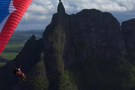 Panoramaflug mit dem Gleitschirm im Landesinneren von Mauritius