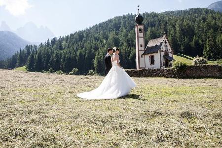 Hochzeit in der Kapelle neben dem Bauernhof in Südtirol