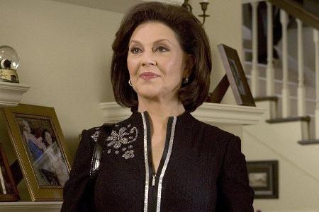 Klassisch elegant wie immer: Emily Gilmore in der 7. Staffel bei Mias Hochzeit
