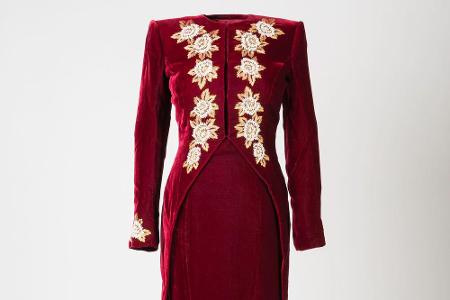 Und sie wagte sich auch an unkonventionelles, zum Beispiel an dieses Samtkleid mit Schößchen. Oder...