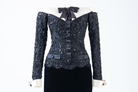 ...dieses Cocktailkleid mit Off-Shoulder-Schnitt und großer Schleife.