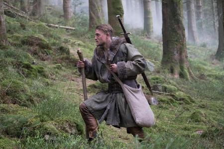 Charlie Hunnam streift als Arthur durch die Wälder