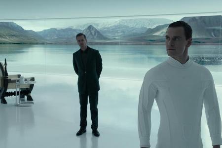 Michael Fassbender (r.) darf sogar in zwei Rollen brillieren