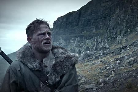 Charlie Hunnam muss sich als Arthur erst noch seien berühmtem Titel als König erkämpfen