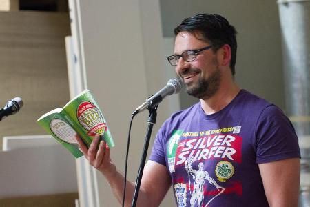 Auch Veranstalter Volker Keidel las bei der 1. Puchheimer Lesebühne - aus seinem erfolgreichen Buch 
