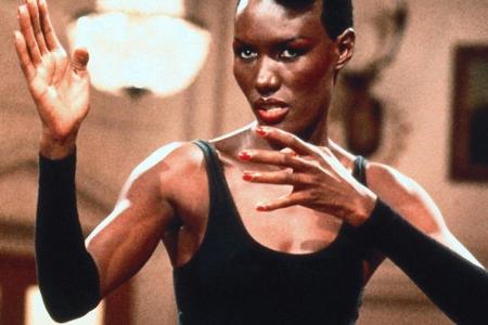 Grace Jones (66) war die wohl coolste 007-Begleiterin. Als erstes farbiges Bond-Girl kämpfte sie 