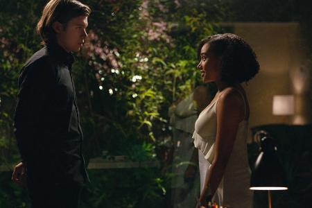 Nick Robinson als Olly und Amandla Stenberg as Maddy in 
